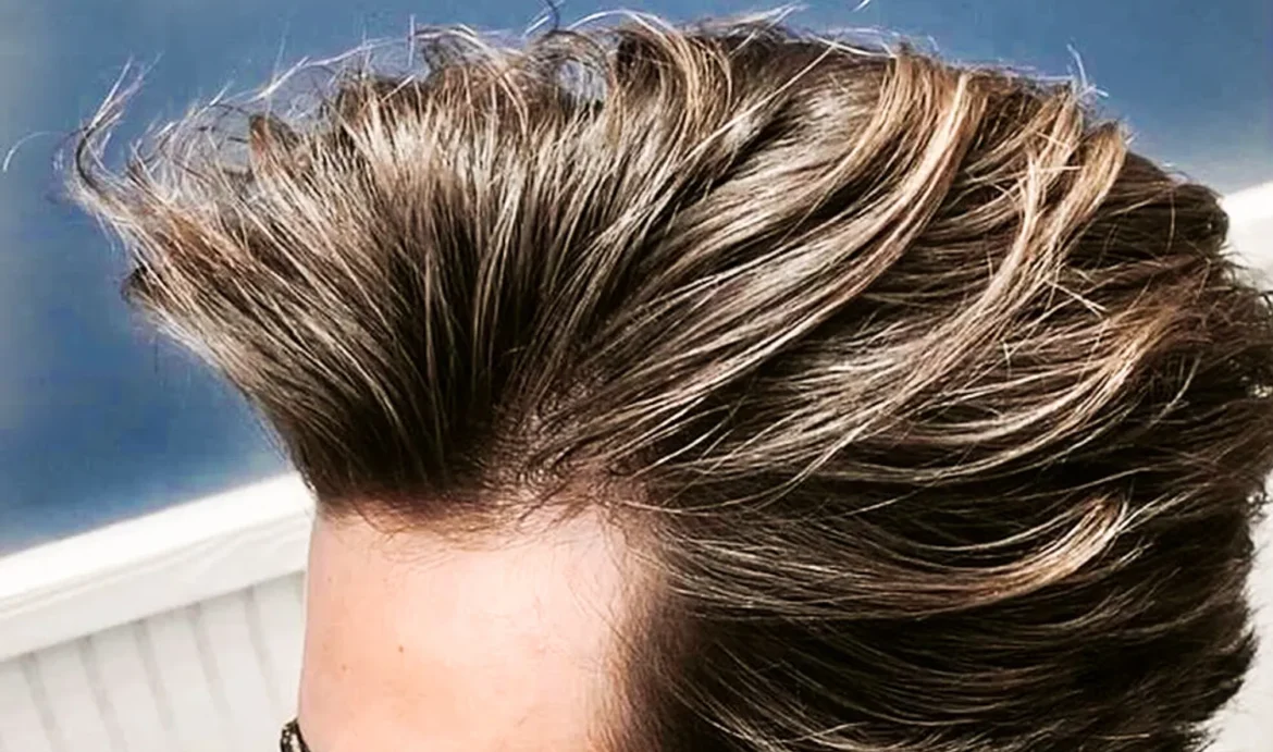 Capelli voluminosi e ben definiti, il risultato di una cera a tenuta forte per l’autunno