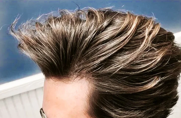 Capelli voluminosi e ben definiti, il risultato di una cera a tenuta forte per l’autunno