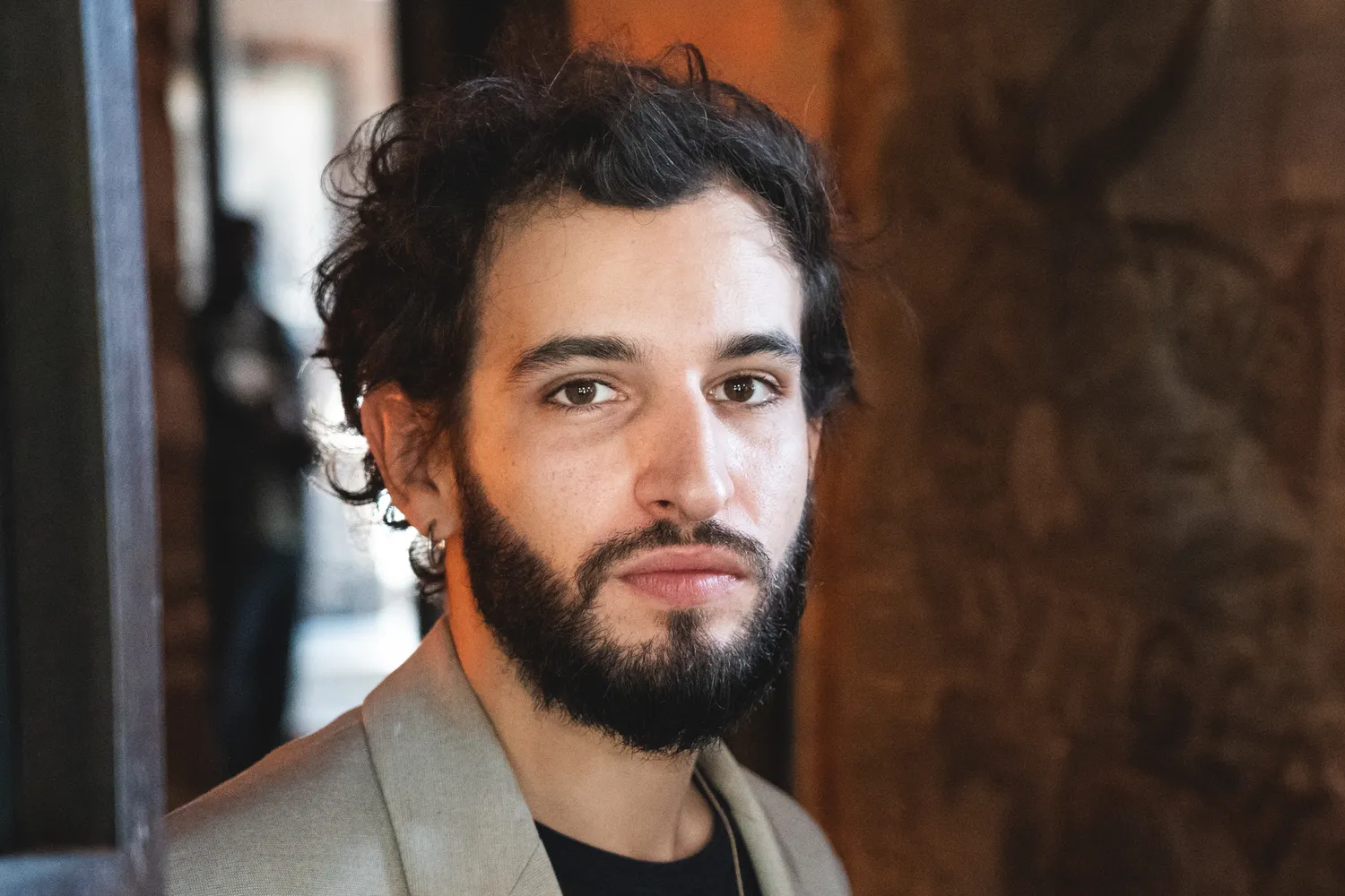 Ritratto di un uomo con barba e baffi